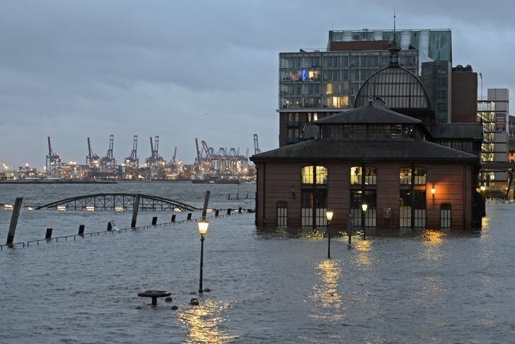 The famous landmark fish market in the harbour of Hamburg is pictured flooded, January 31, 2013. REUTERS/Fabian Bimmer (GERMANY - Tags: ENVIRONMENT CITYSPACE)