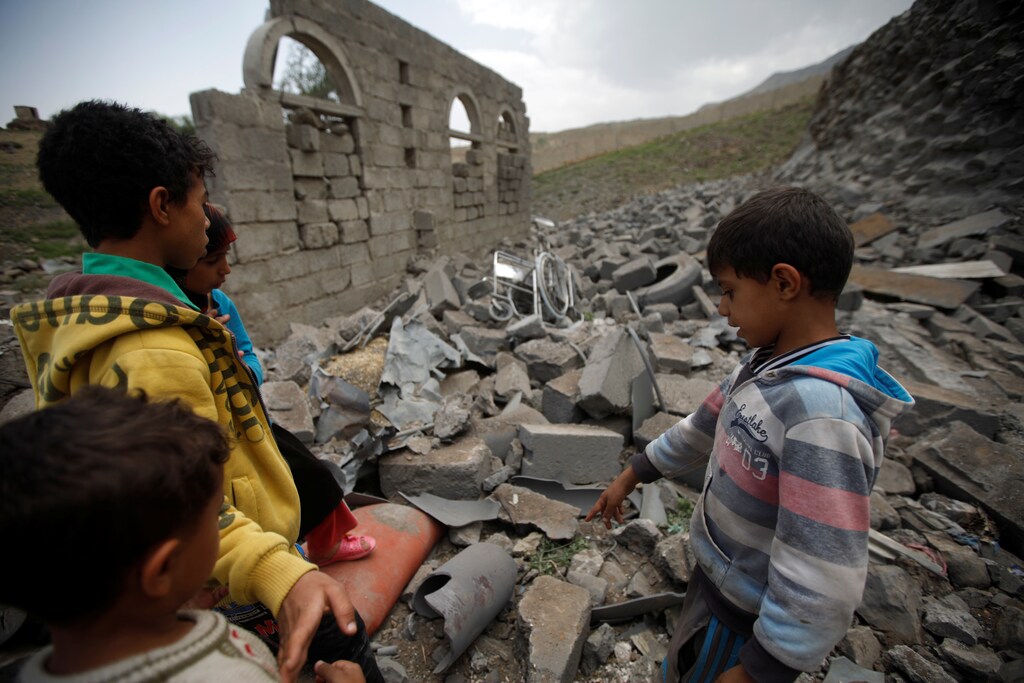 Children inspect damage at a house after it was destroyed by a Saudi-led air strike in Yemen's capital Sanaa, August 11, 2016. REUTERS/Mohamed al-Sayaghi - RTSMN5G