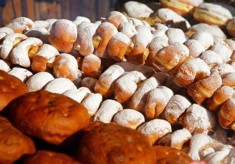 Some doughnuts pictured on a market in Vienna, Austria, November 28, 2016. REUTERS/Leonhard Foeger - RC12F4D397F0