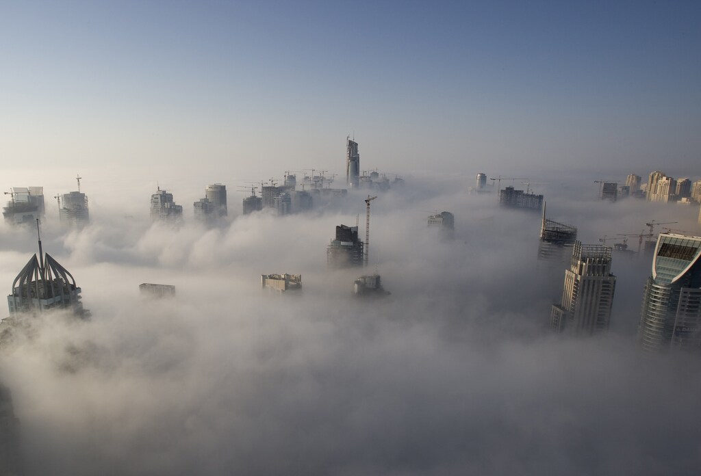 Heavy fog rolls by early in the morning near the Dubai Marina November 21, 2007. Fog across the United Arab Emirates has disrupted traffic and delayed many flights over the last few days. REUTERS/Steve Crisp (UNITED ARAB EMIRATES) also see: GF2DXDLEVIAA - RTX3R9Q
