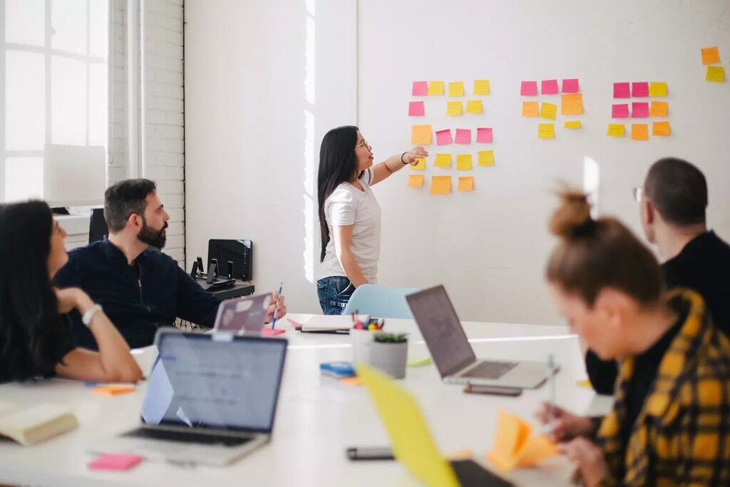 Los líderes empresariales afirman que mantener a sus empleados motivados es su principal prioridad en materia de personal en los próximos meses.