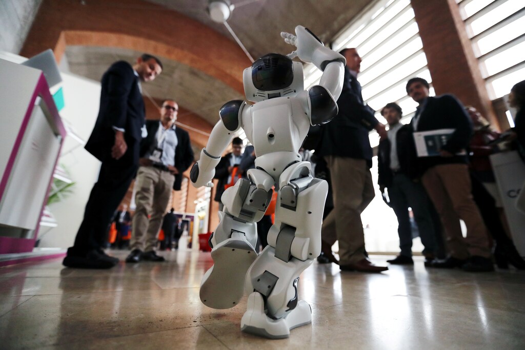 Guests look at a robot as it performs yoga during 4th annual America Digital Latin American Congress of Business and Technology in Santiago, Chile, September 5, 2018. REUTERS/Ivan Alvarado - RC1E8B4E1900