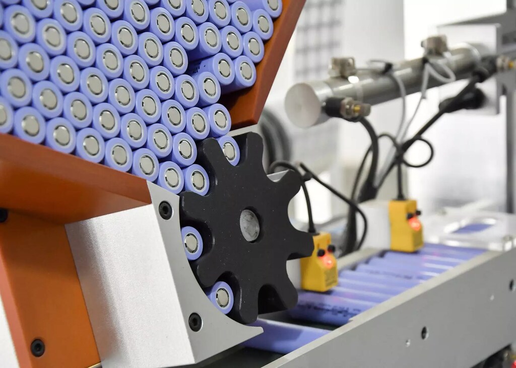 Baterías de iones de litio en una línea de producción de la recién inaugurada fábrica Quantum Batteries, en Bolivia.