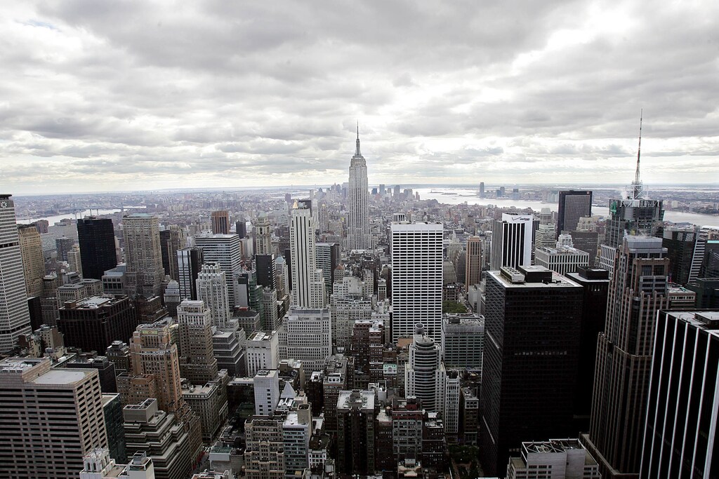 South view of New York City from the newly renovated "Top of the Rock" observation deck at Rockefeller Center in New York October 26, 2005. The deck, which has been closed to the public since 1986, features three levels with panoramic views in all directions. The deck will be open to the public starting November 1, 2005. REUTERS/Seth Wenig - RP2DSFIJMRAA
