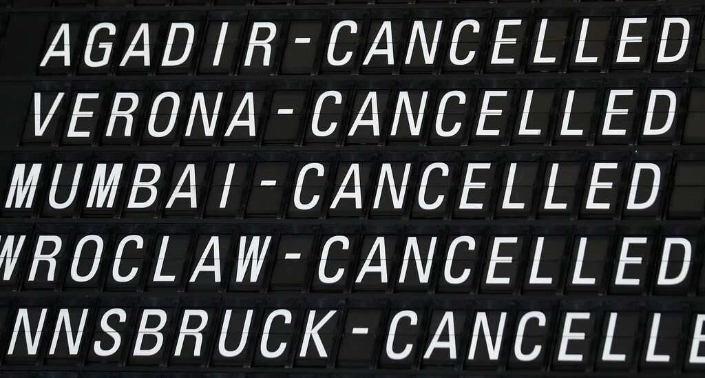 Information board informs about cancelled flights at the airport, as the spread of the coronavirus disease (COVID-19) continues, in Frankfurt, Germany, March 17, 2020. REUTERS/Ralph Orlowski - RC2QLF9KOGKA