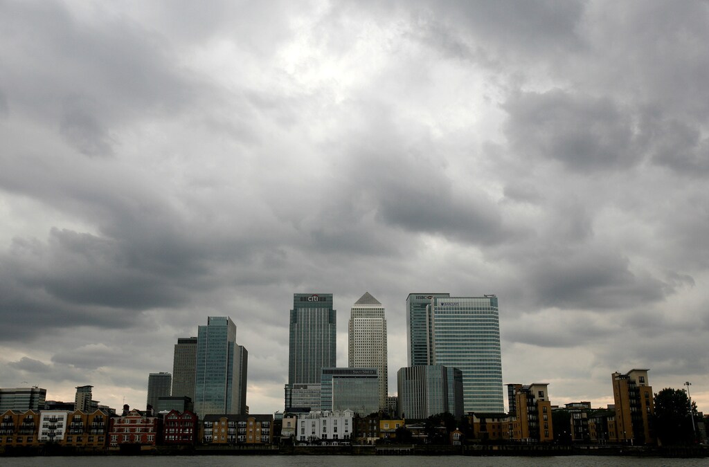 Storm clouds are seen above the Canary Wharf financial district in London, Britain, August 3, 2010. REUTERS/Greg Bos/File Photo - RTSRXN2