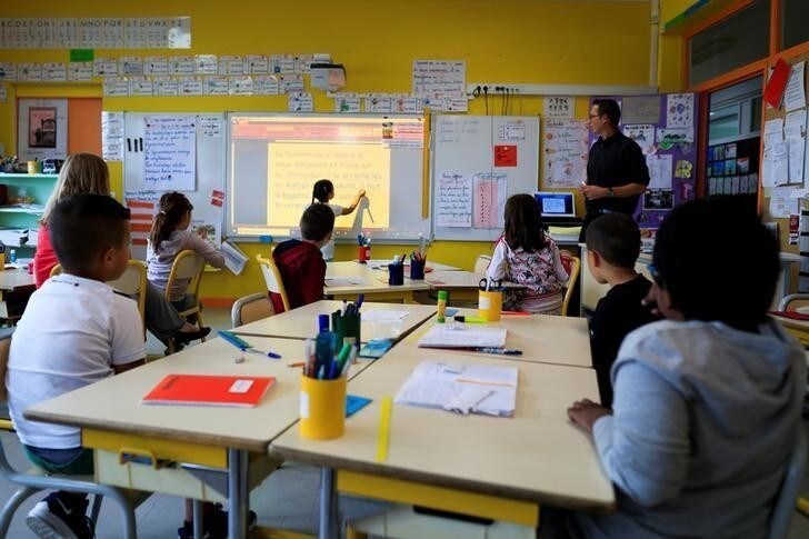 School children work in their classroom at the Primary School Les Ormeaux in Montereau-Fault-Yonne near Paris, France, June 18, 2018. Picture taken on June 18, 2018. REUTERS/Gonzalo Fuentes