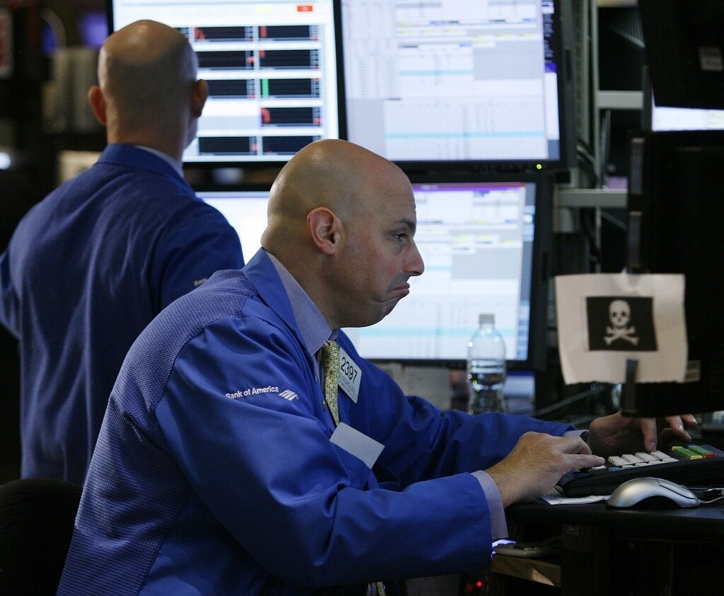 Traders work on the floor of the New York Stock Exchange, November 18, 2008. REUTERS/Shannon Stapleton (UNITED STATES) - RTXAPYI