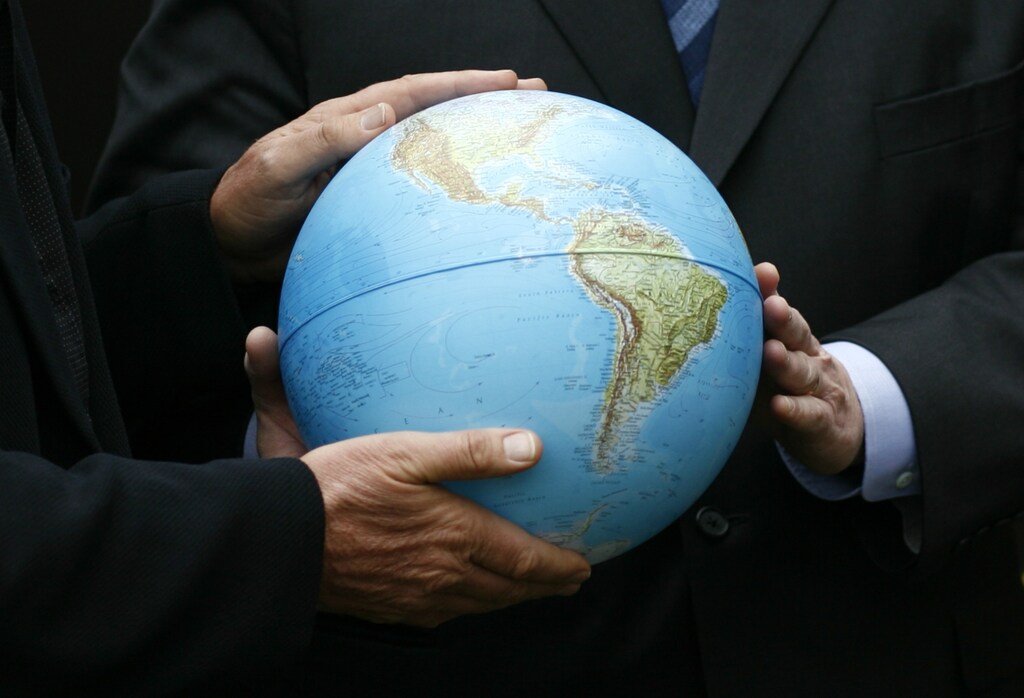 Airline tycoon Richard Branson (L) and former U.S. vice-president Al Gore hold a globe in central London February 9, 2007. Branson announced on Friday a $25 million prize to the first person to come up with a way of scrubbing greenhouse gases out of the atmosphere in the battle to beat global warming. REUTERS Kieran Doherty (BRITAIN) - GM1DUOOSKJAA