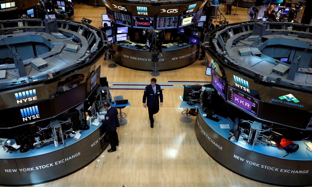 Traders work on the floor of the New York Stock Exchange (NYSE) in New York City, NY, U.S. May 18, 2017. REUTERS/Brendan McDermid - RTX36FXE