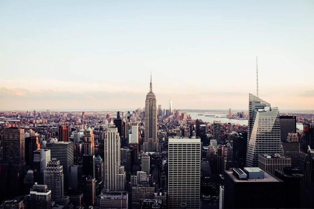 El área metropolitana de Nueva York empequeñece a todas las demás ciudades en cuanto a producción económica por un amplio margen.