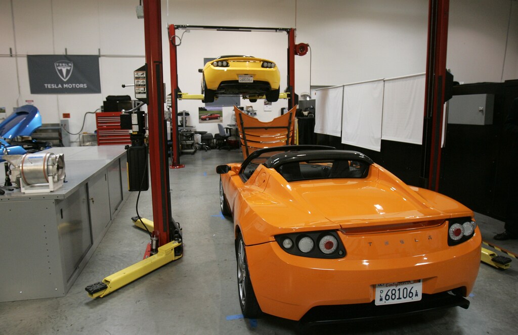 A pair Tesla Roadsters is shown at Tesla Motors in San Carlos, California June 30, 2008. California Governor Arnold Schwarzenegger joined with Tesla Motors representatives to announce Tesla's decision to locate its new manufacturing plant for the second-generation, zero emission Tesla Roadster, in California. REUTERS/Robert Galbraith (UNITED STATES) - GF2E46U1LH401