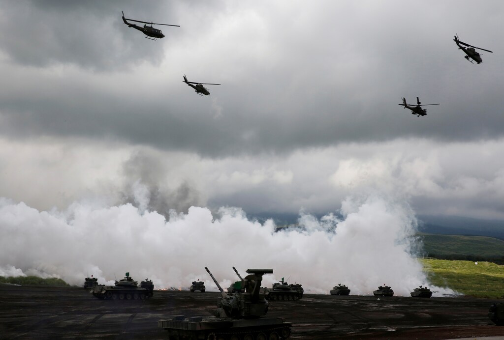 Japanese Ground Self-Defense Force tanks and helicopters take part in an annual training session near Mount Fuji at Higashifuji training field in Gotemba, west of Tokyo, August 25, 2016. REUTERS/Kim Kyung-Hoon - RTX2MY16