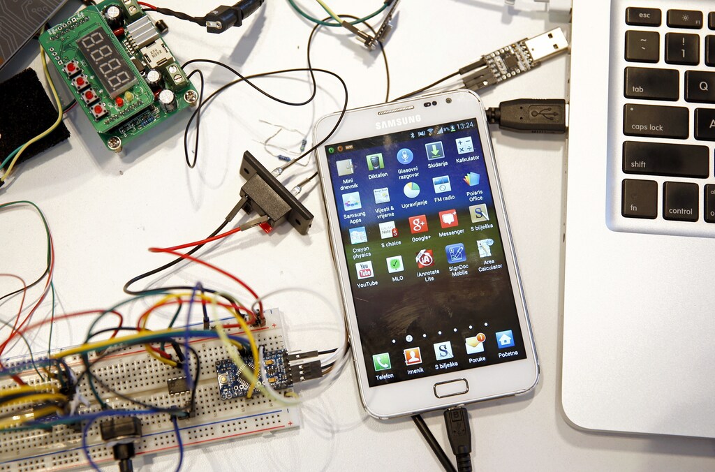 A Samsung smartphone is pictured on a table at the HUB tenology and computer laboratory in Sarajevo, Bosnia and Herzegovina, May 14, 2015. Samsung's heir-apparent Jay Y. Lee faces a delicate balancing act: carefully pacing preparations for change - of style more than strategy - at South Korea's biggest conglomerate, while preserving his ailing father's legacy from more than a quarter of a century in charge. Picture taken May 14, 2015. REUTERS/Dado Ruvic - GF10000102220