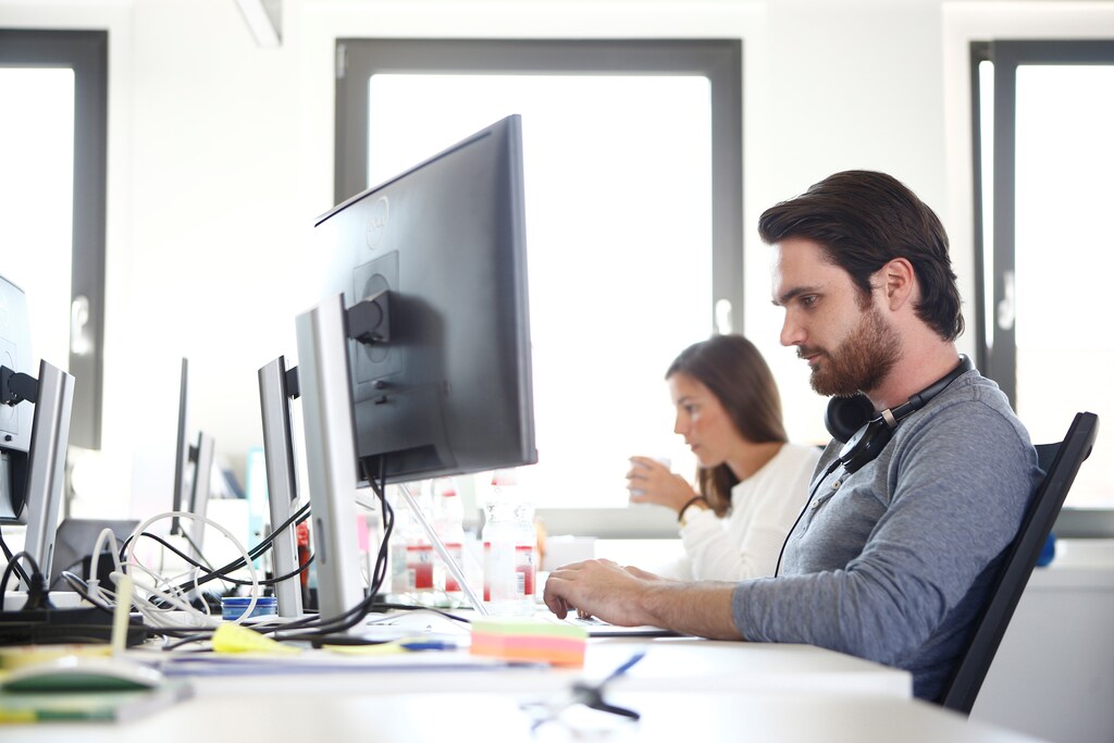 Employees of the Fintech N26 (Number26), work on computers in Berlin, Germany, August 19, 2016. REUTERS/Axel Schmidt - RTX2M035