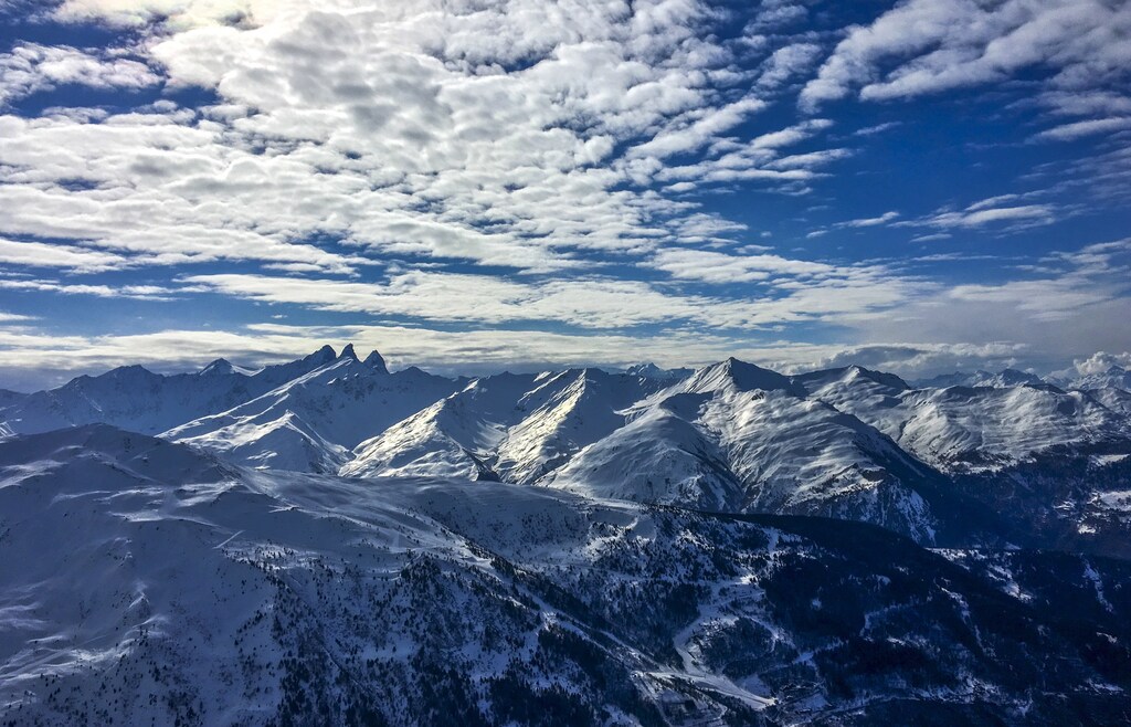 Mountains are seen covered with snow near the village of Valmeinier in the Rhone-Alpes region, France, March 20, 2016. REUTERS/Yves Herman - GF10000353283