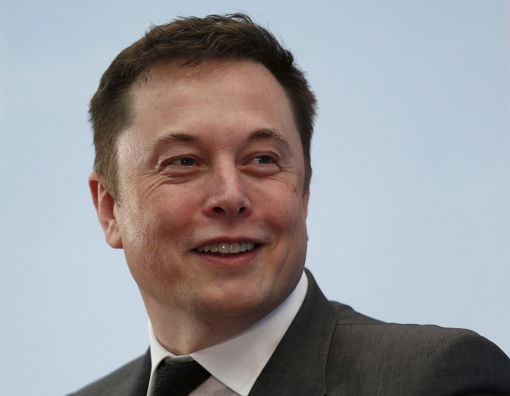 Tesla Chief Executive Elon Musk smiles as he attends a forum on startups in Hong Kong, China January 26, 2016. REUTERS/Bobby Yip - RTX23ZWW