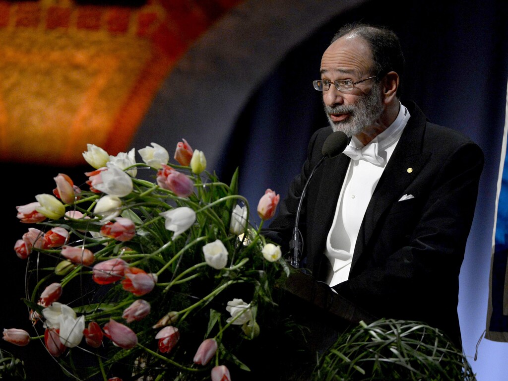 Alvin E. Roth of the U.S., winner for the 2012 Nobel Prize for Economic Sciences, gives a speech during the Nobel Banquet in City Hall in Stockholm December 10, 2012. REUTERS/Claudio Bresciani/Scanpix (SWEDEN - Tags: SOCIETY BUSINESS) THIS IMAGE HAS BEEN SUPPLIED BY A THIRD PARTY. IT IS DISTRIBUTED, EXACTLY AS RECEIVED BY REUTERS, AS A SERVICE TO CLIENTS. SWEDEN OUT. NO COMMERCIAL OR EDITORIAL SALES IN SWEDEN. NO COMMERCIAL SALES - RTR3BFIE