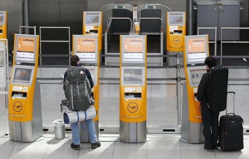 Passengers check-in during a pilots' strike of German flagship carrier Lufthansa at Munich's airport March 18, 2015. Lufthansa pilots began the first of two days of strike action on Wednesday in a long-running dispute over early retirement benefits and the carrier's cost-cutting plans which shows no sign of ending. REUTERS/Michaela Rehle (GERMANY - Tags: TRANSPORT BUSINESS EMPLOYMENT CIVIL UNREST) - LR2EB3I0ZH7W6