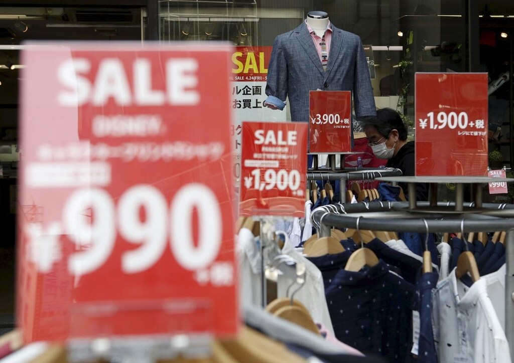８月５日、デフレ脱却と持続的な経済成長を目指した２０１３年１月の「政府・日本銀行の共同声明（アコード）」において、日銀が２％の物価安定目標を提示してから８年以上が経過した。共同声明後に就任した黒田東彦日銀総裁は、この目標を２年間で達成すると宣言していたが、いまだ達成する気配がない。２０１５年４月、都内のディスカウント衣料品店で撮影