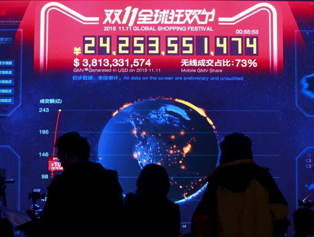 Journalists look at a screen showing real-time data of transactions at Alibaba Group's 11.11 Global shopping festival in Beijing, China, November 11, 2015. REUTERS/Kim Kyung-Hoon - RTS6CJ9
