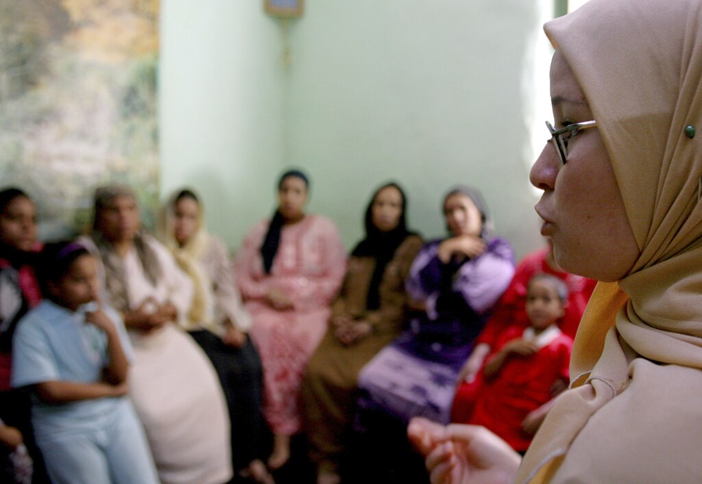 A counsellor talks to a group of women to try to convince them that they should not have FGM (Female Genital Mutilation) performed on their daughters in Minia, Egypt women men female male girls boys teenagers teens development gender gap parity equality diversity progress change femmine masuline woman man sex biology roles dynamic balance bias androgynous