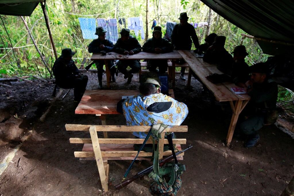 Members of the 51st Front of the Revolutionary Armed Forces of Colombia (FARC) listen to a lecture on the peace process between the Colombian government and their force at a camp in Cordillera Oriental, Colombia, August 16, 2016. Picture taken August 16, 2016. REUTERS/John Vizcaino - RTX2N6UN