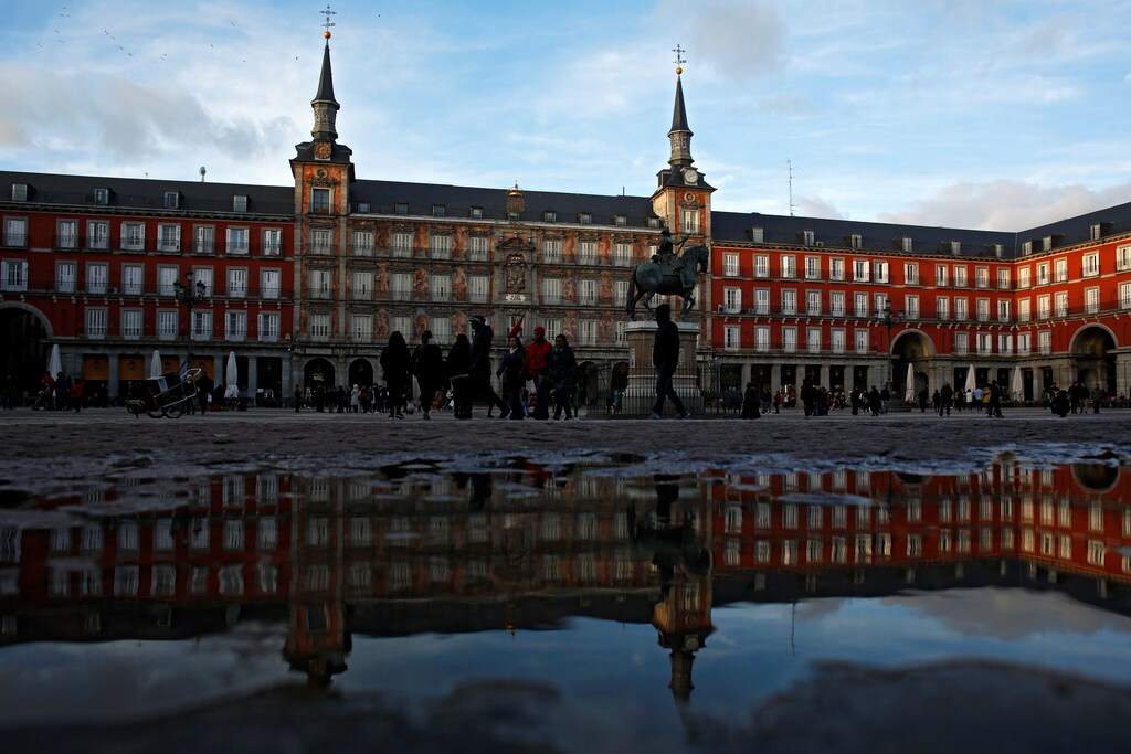 People walk at Plaza Mayor square in Madrid, Spain, February 5, 2017. REUTERS/Juan Medina - RTX2ZQ5K
