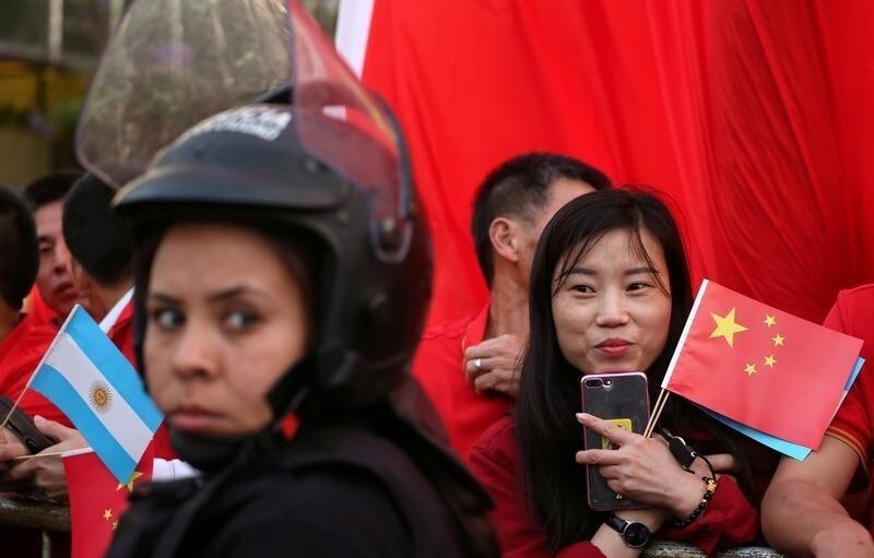 A Chinese woman waits for Chinese President Xi Jinping ahead of the G20 leaders summit in Buenos Aires, Argentina November 29, 2018. REUTERS/Sergio Moraes TPX IMAGES OF THE DAY - RC1665AC8660