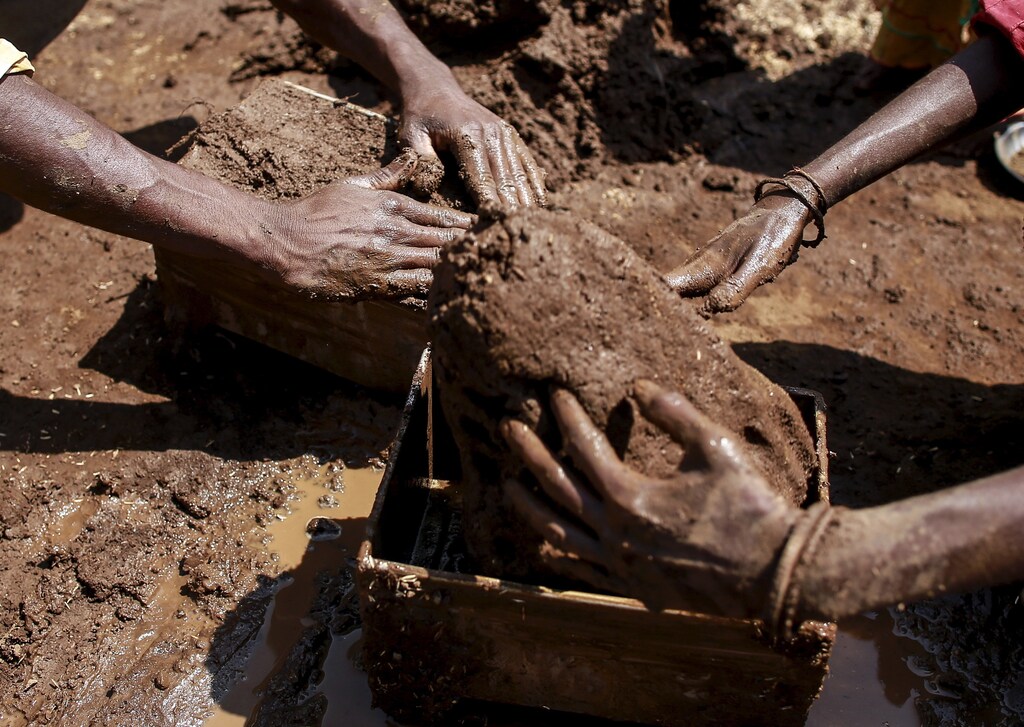 Labourers shape mud bricks as they work at a kiln in Karjat, India, March 10, 2016. Thousands of brick kiln workers in India's western Maharashtra state are learning from activists that they have the right to a minimum wage, basic amenities and fair treatment - but remain in debt bondage to owners who deny them these rights with impunity. REUTERS/Danish Siddiqui - GF10000354277