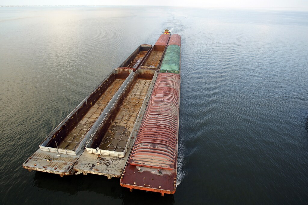 A barge pushes containers on the Intracoastal Waterway off Dauphin Island, Alabama May 6, 2010. Oil workers, volunteers and the military have been battling desperately to shut off a gushing oil leak in the Gulf of Mexico and stop the huge spreading spill from reaching major ports, tourist beaches, wildlife refuges and fishing grounds. REUTERS/Brian Snyder (UNITED STATES - Tags: DISASTER ENERGY ENVIRONMENT) - GM1E657007B01