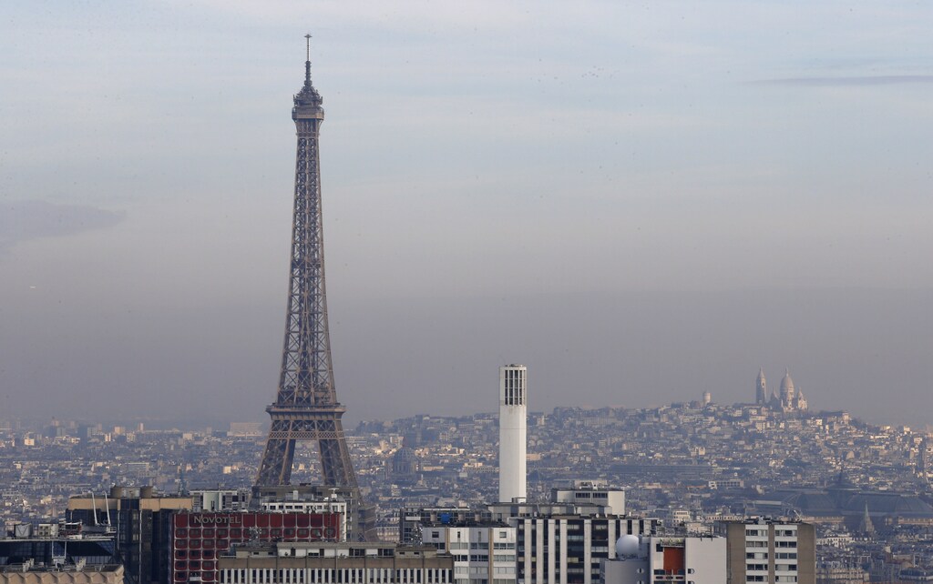The Eiffel Tower is surrounded by a small-particle haze which hangs above the skyline in Paris, France, December 16, 2016. REUTERS/Jacky Naegelen - RTX2VB6K