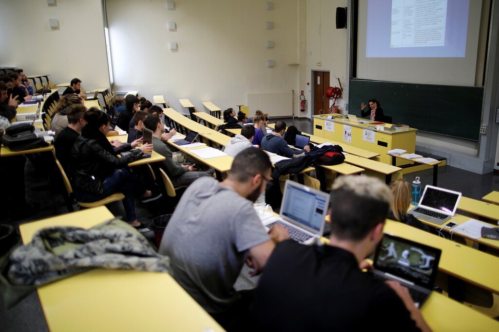Students attend a class at the Faculty of Sport Sciences at Paris-Sud University in Orsay, France, March 24, 2017. REUTERS/Benoit Tessier - RTS13OUG