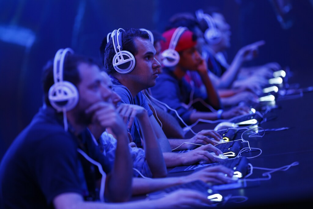 Gamers play the "StarCraft II" developed by video game producer Blizzard Entertainment during the Gamescom 2015 fair in Cologne, Germany August 5, 2015. The Gamescom convention, Europe's largest video games trade fair, runs from August 5 to August 9. REUTERS/Kai Pfaffenbach TPX IMAGES OF THE DAY - LR2EB850TGK8W