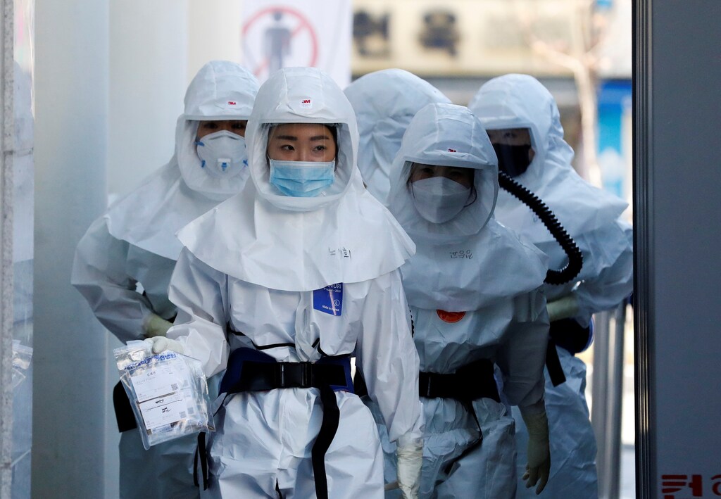 Medical workers head to a hospital facility to treat coronavirus patients amid the rise in confirmed cases of coronavirus disease (COVID-19) in Daegu, South Korea, March 14, 2020. REUTERS/Kim Kyung-Hoon - RC2LJF906NLX