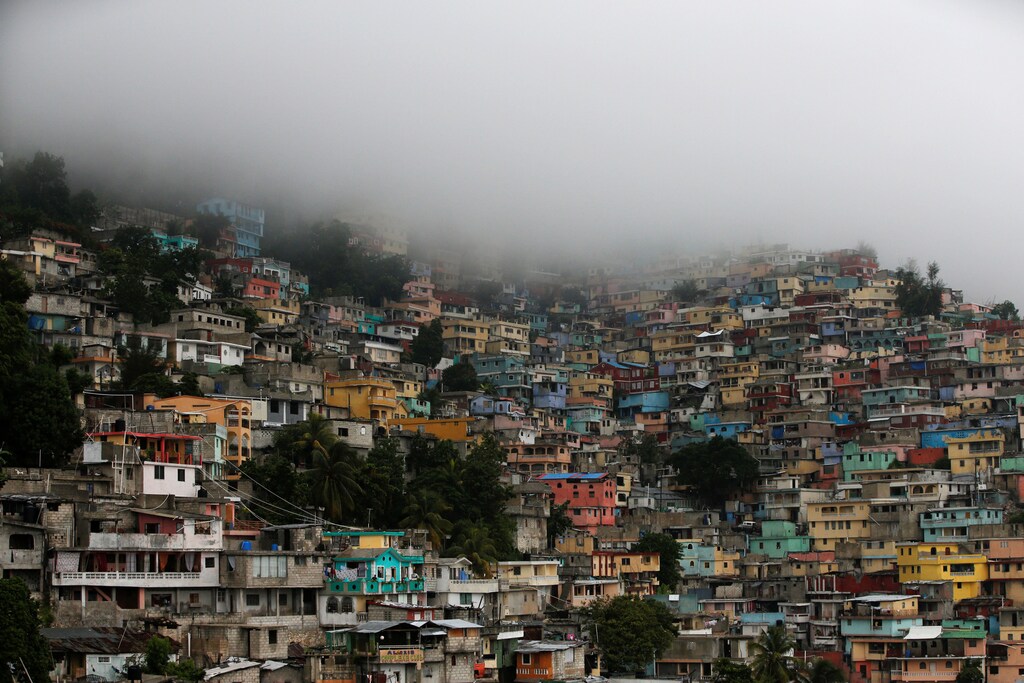 A general view as Hurricane Matthew approaches Port-au-Prince, Haiti, October 3, 2016. REUTERS/Carlos Garcia Rawlins TPX IMAGES OF THE DAY - S1BEUEXERAAB