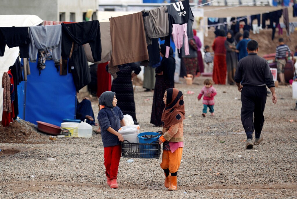 Displaced Iraqis, who fled the Islamic State stronghold of Mosul, gather at Khazer camp, Iraq December 26, 2016. REUTERS/Khalid al Mousily - RTX2WIXE