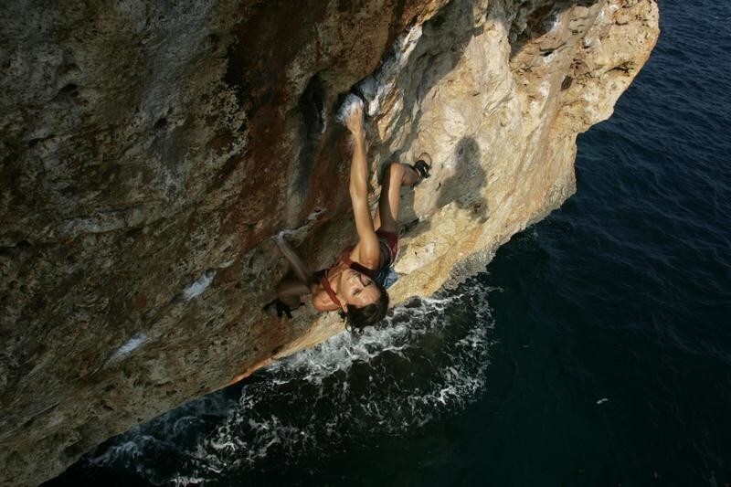 Nora Dorian of Romania practices Psicobloc climbing over the Mediterranean sea in Porto Cristo at the Balearic island of Mallorca July 28, 2006. Psicobloc is a type of rock-climbing where the climber tries to scale cliffs as high as fifteen meters without a rope. Picture taken July 28. REUTERS/Dani Cardona (SPAIN) BEST QUALITY AVAILABLE - GF1DVBGWMRAA