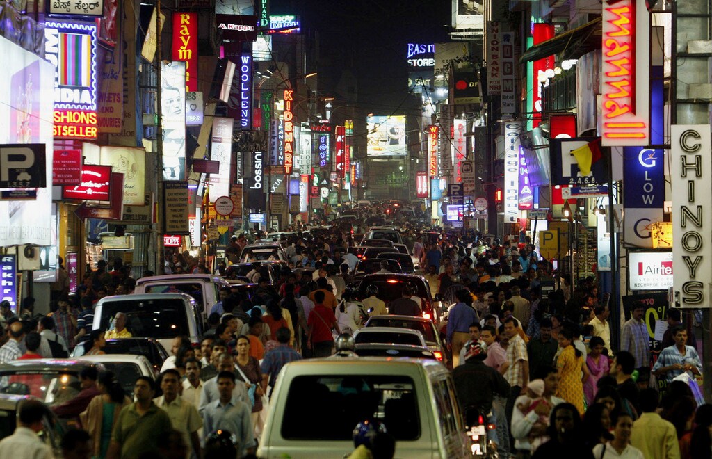A view of crowded street in the southern Indian city of Bangalore May 12, 2007. Bangalore, for the world, is the city of promise, a technology hub with hundreds of thousands of skilled but cheap workers who have tons of talent to keep global businesses running and help shape their future. Picture taken on May 12, 2007. To accompany feature INDIA-BANGALORE/BOOK REUTERS/Stringer (INDIA) - GM1DVGPRSXAA