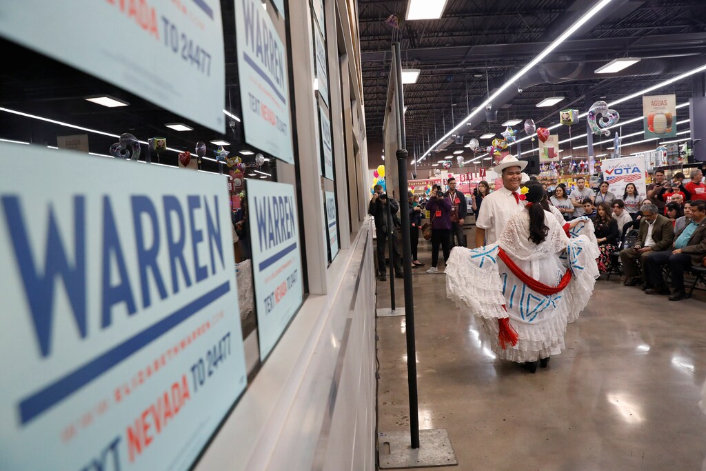 Los bailarines realizan un baile latino tradicional en el evento comunitario Mi Familia Vota de la candidata presidencial demócrata por los Estados Unidos, la senadora Elizabeth Warren, en el Mercado Cárdenas en Las Vegas, Nevada, EE. UU., 17 de febrero de 2020.