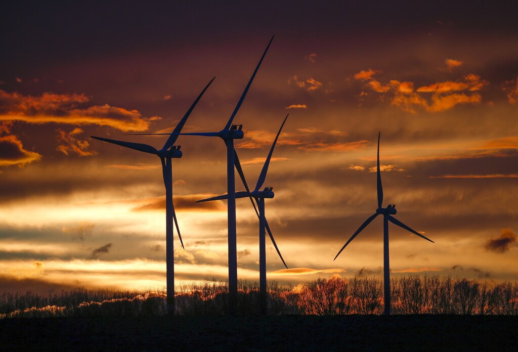 Windmills tower over a field near the city of Waremme, Belgium, March 28, 2016. REUTERS/Yves Herman - GF10000363337