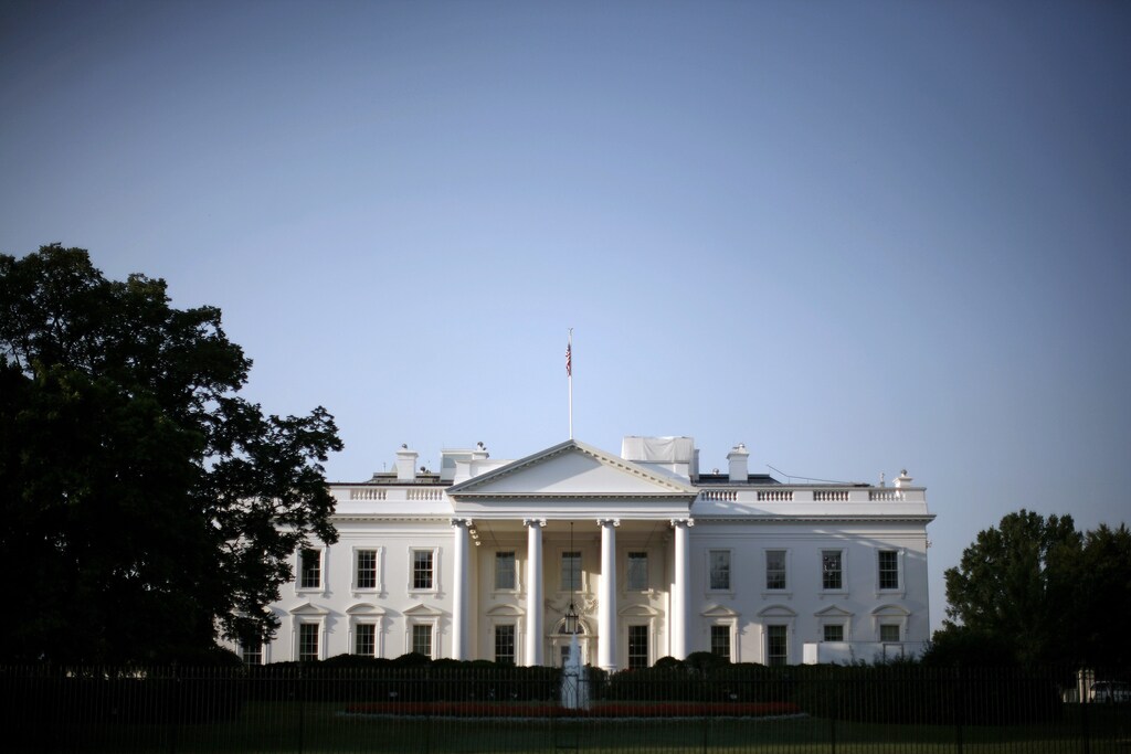 The White House is pictured shortly after sunrise in Washington, August 1, 2007. REUTERS/Jason Reed (UNITED STATES) - GM1DVVGVTVAA