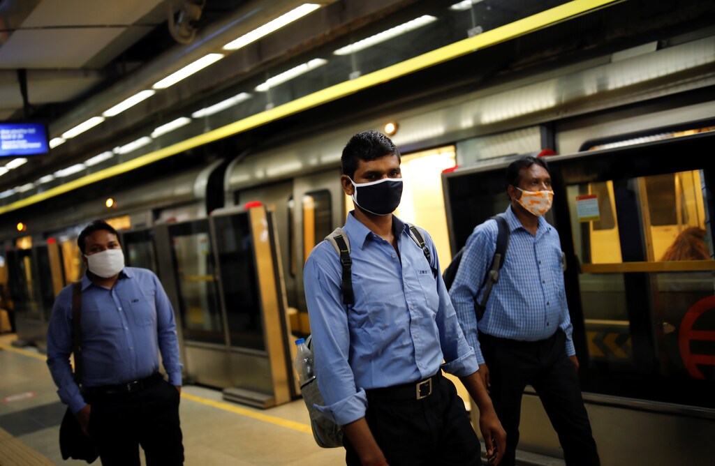 Commuters wearing face masks walk at a Delhi metro train station, on the first day of the restart of their operations, amidst the spread of coronavirus disease (COVID-19), in New Delhi, India, September 7, 2020. REUTERS/Adnan Abidi - RC2ITI9J5OUB