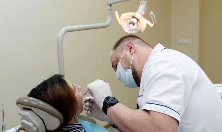 Dentist Dmitry Trapeznikov works in his office in Tver, Russia April 20, 2016. To match RUSSIA-CRISIS/TVER. REUTERS/Alexander Reshetnikov