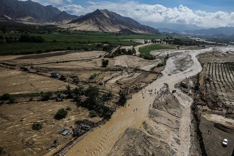 Aerial view from a helicopter as Peru's President Pedro Pablo Kuczynski observes the massive landslide and flood in Trujillo, northern Peru, March 21, 2017. Luis Guillen Presidential Palace/Handout via REUTERS THIS IMAGE HAS BEEN SUPPLIED BY A THIRD PARTY TPX IMAGES OF THE DAY - RC195A9D96F0