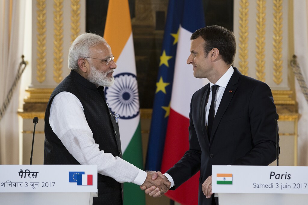 French President Emmanuel Macron (R) and Indian Prime Minister Narendra Modi, shake hands at the end of a joint statement after their meeting at the Elysee Palace in Paris, France, June 3, 2017. REUTERS/Kamil Zihnioglu/Pool - UP1ED6313KNGA
