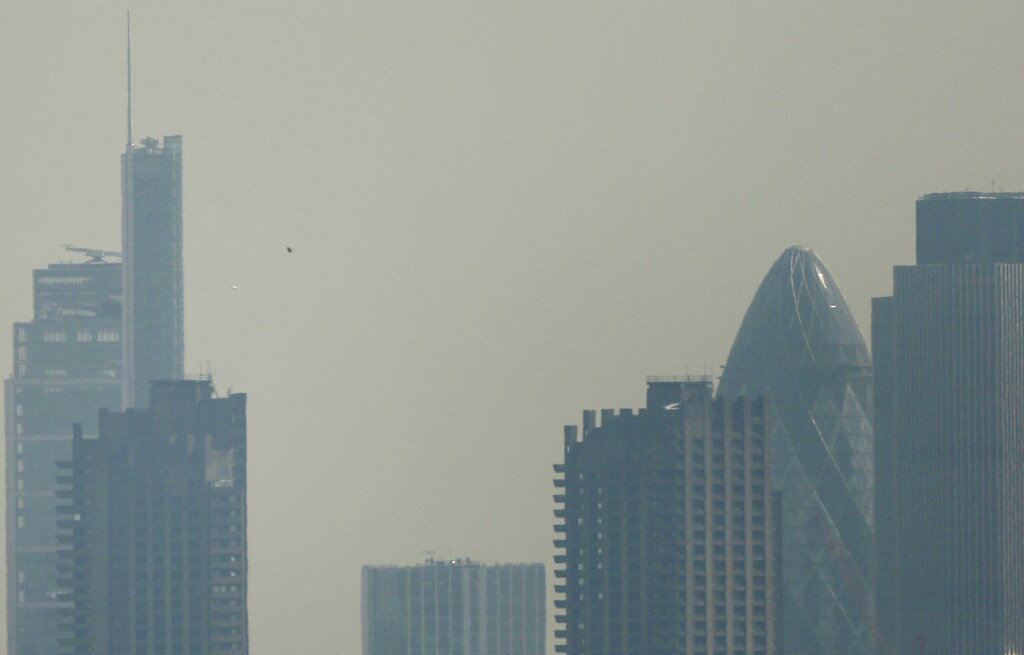 Smog surrounds the City of London April 1, 2014. Britain's Meteorological Office has forecast London to be affected by smog this week, caused by powerful dust storms and strong winds in the Sahara. REUTERS/Suzanne Plunkett (BRITAIN - Tags: ENVIRONMENT CITYSCAPE) - LM1EA4115HO01