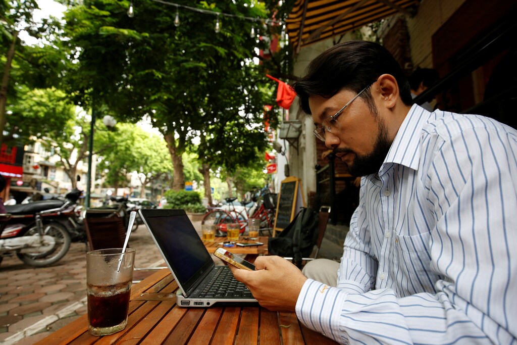 Vietnamese activist Anh Chi searches internet at Tu Do (Freedom) cafe in Hanoi, Vietnam August 25, 2017. Picture taken on August 25, 2017. REUTERS/Kham - RC1994770400