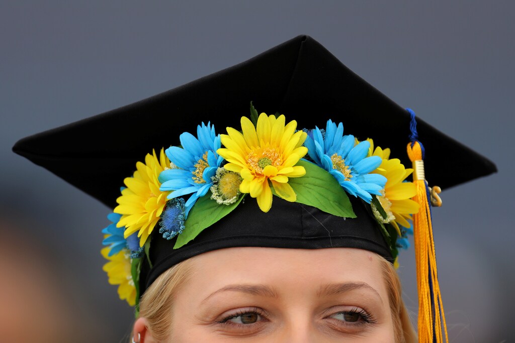 Graduating students place messages and artwork on the top of their caps as they attend their graduating ceremony at UC San Diego in San Diego, California, U.S. June 17, 2017. REUTERS/ Mike Blake - RTS17HR8