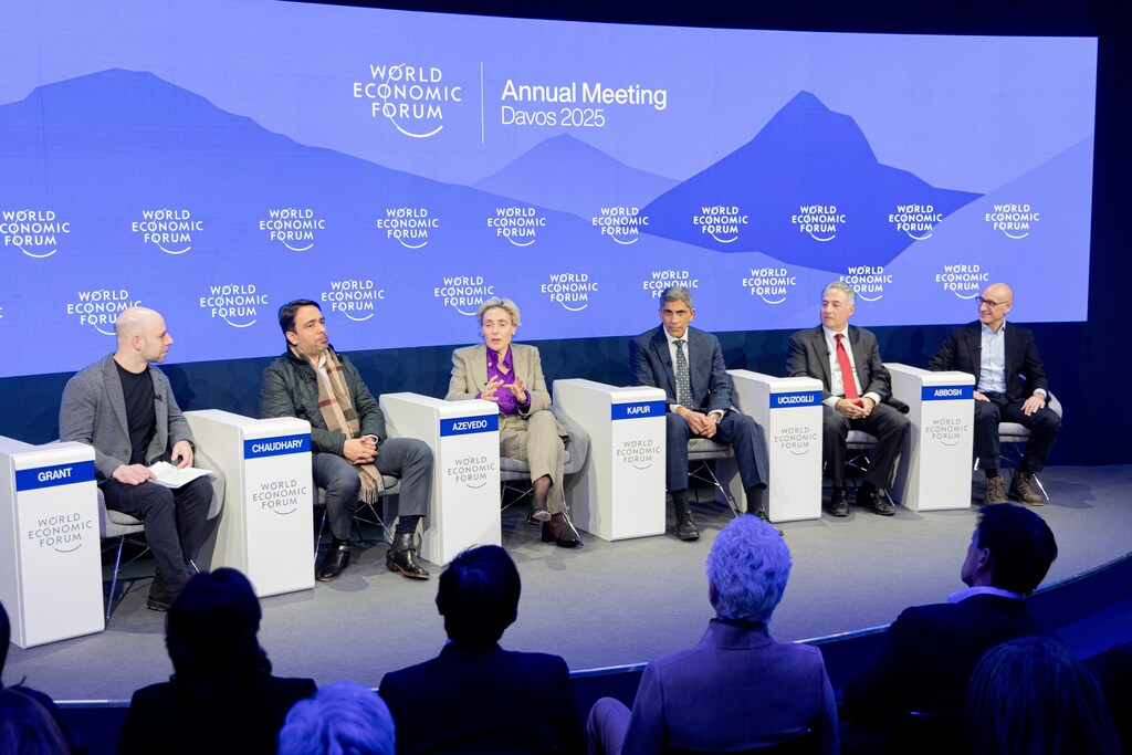 Algunas de las sesiones clave en Davos trataron sobre la necesidad de reciclaje profesional, la reducción de la brecha de empleo y cómo la tecnología transformará el futuro del trabajo.